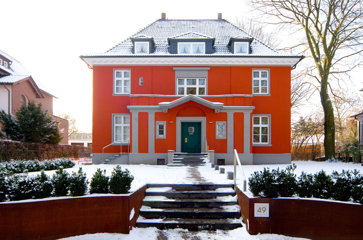 Strassenfassade nach Sanierung durch Roik Architekt Hamburg bei Schnee
