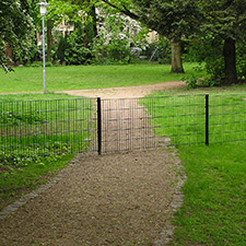 Spazierweg in einem Park, den von einem Zaun gekreuzt wird als Beispiel für einen Beratungsgrund.