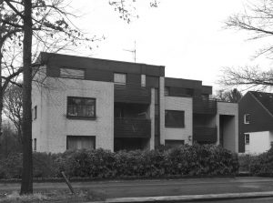 70er-jahre-architektur-bestand-1974-strassenseite_sw_